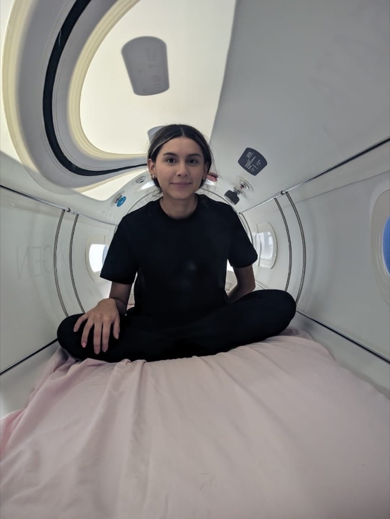 Sesión cómoda de oxígeno hiperbárico suave dentro de la cámara en OxyHyperbaric